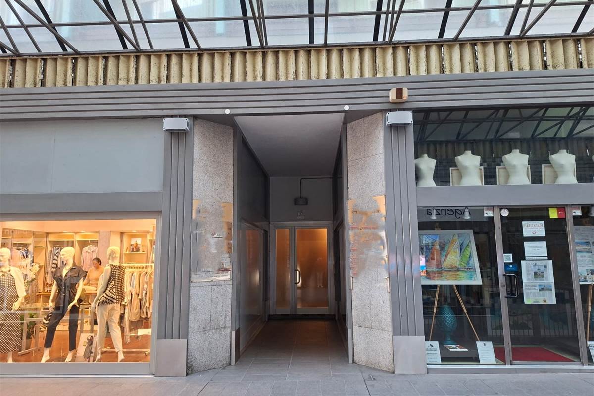 ERBA vendiamo ampio TRILOCALE con box e cantina