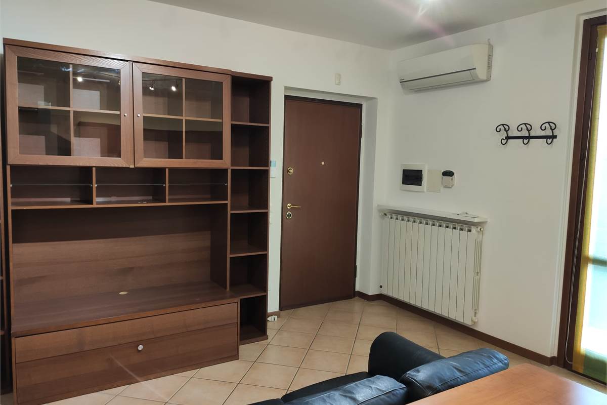 VENIANO affitto TRILOCALE arredato con box