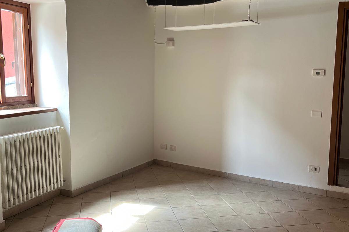 CAPIAGO INTIMIANO affitto MONOLOCALE non arredato