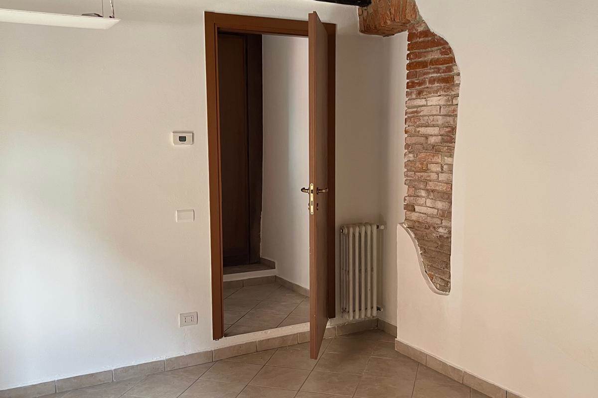 CAPIAGO INTIMIANO affitto MONOLOCALE non arredato