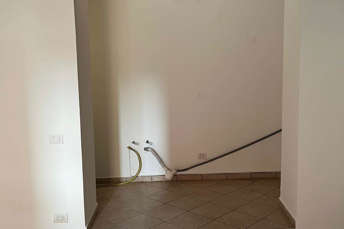 CAPIAGO INTIMIANO affitto MONOLOCALE non arredato