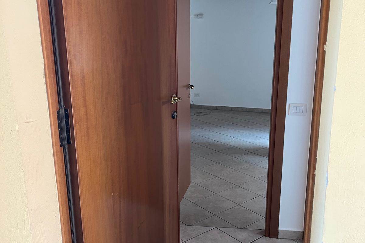 CAPIAGO INTIMIANO affitto MONOLOCALE non arredato