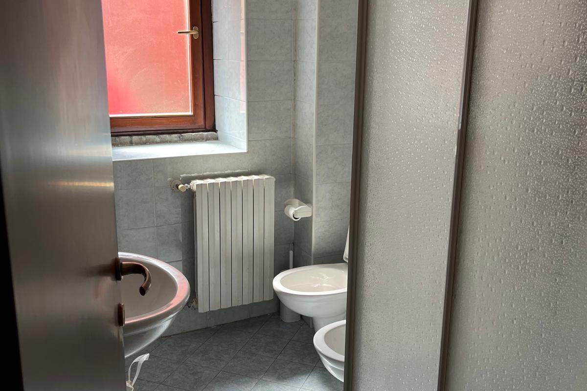 CAPIAGO INTIMIANO affitto MONOLOCALE non arredato