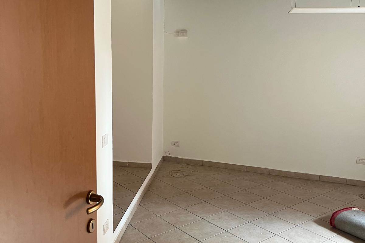 CAPIAGO INTIMIANO affitto MONOLOCALE non arredato