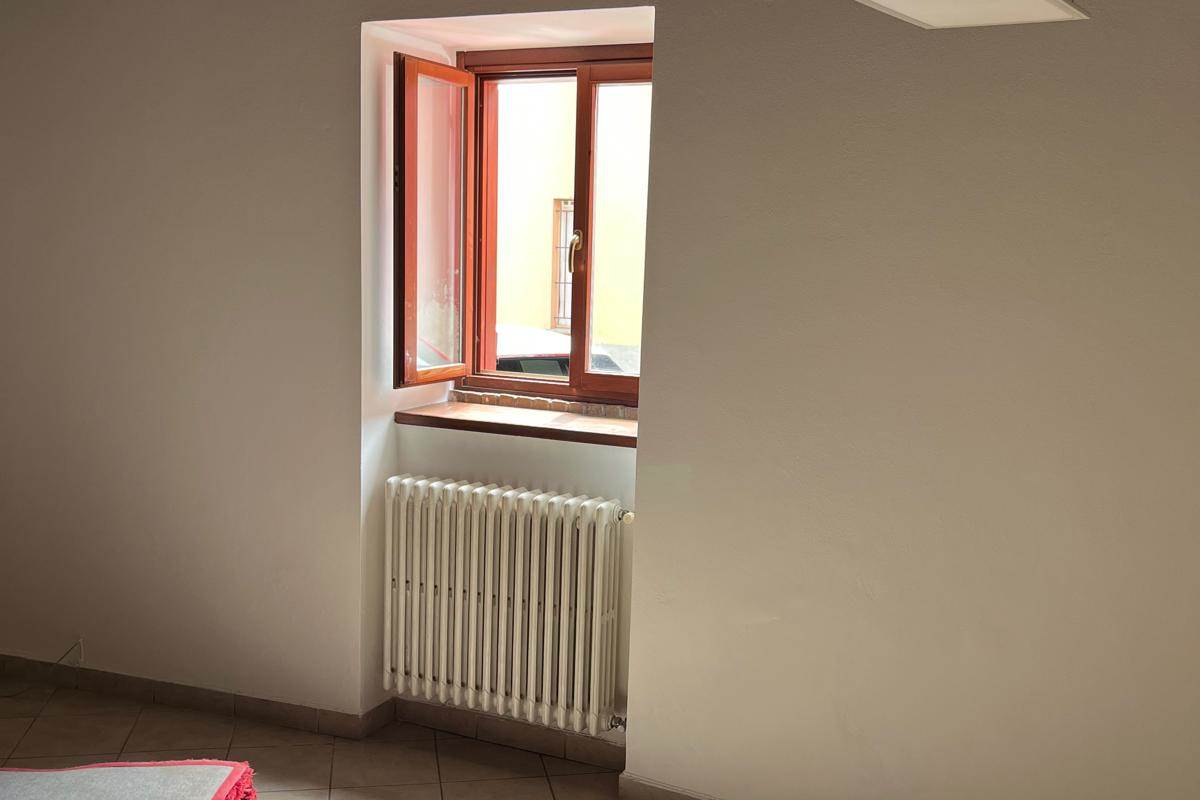 CAPIAGO INTIMIANO affitto MONOLOCALE non arredato