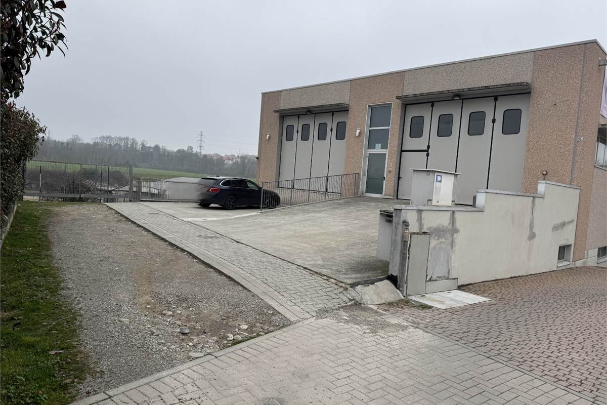 MEDA affittiamo CAPANNONE di recente costruzione