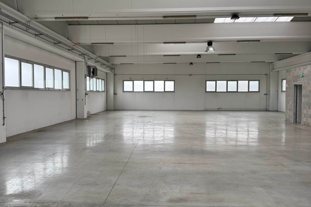 MEDA affittiamo CAPANNONE di recente costruzione