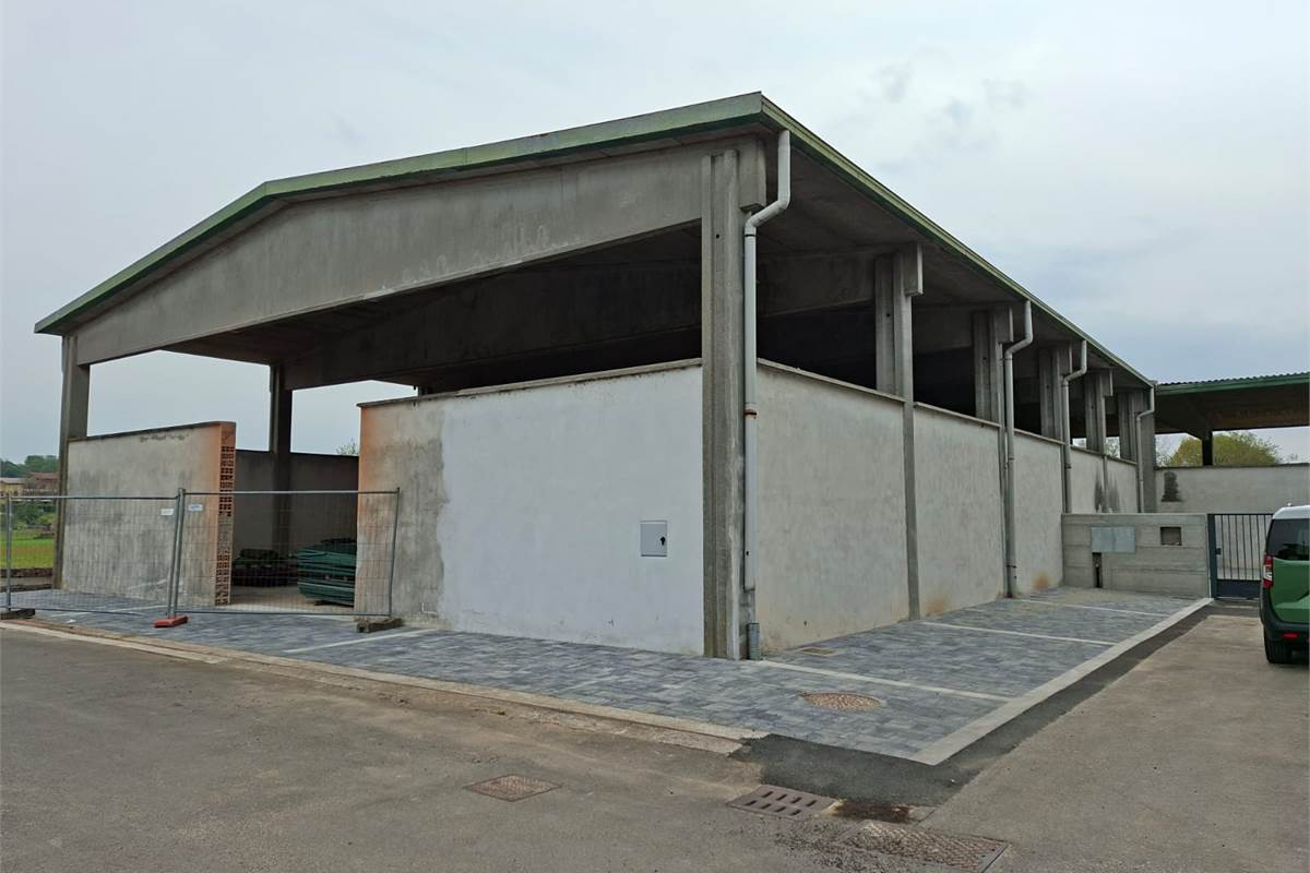 CANTU' vendiamo CAPANNONE ad uso produttivo o deposito