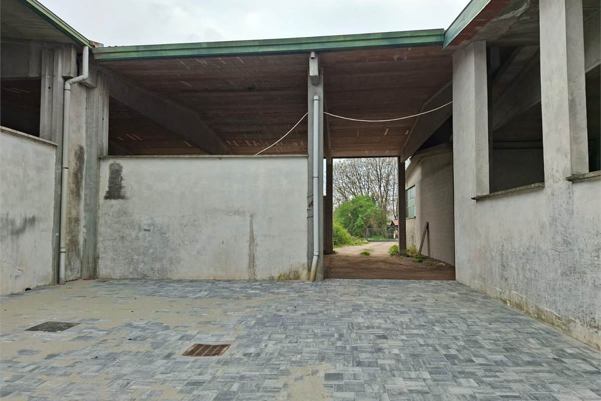 CANTU' vendiamo CAPANNONE ad uso produttivo o deposito