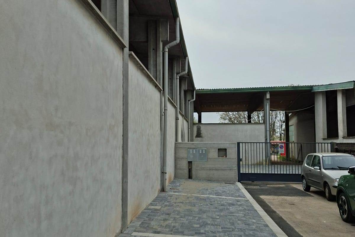 CANTU' vendiamo CAPANNONE ad uso produttivo o deposito