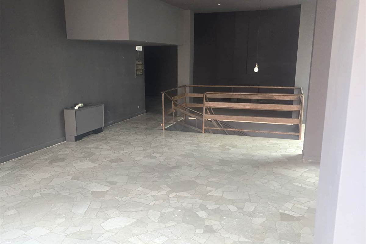 CANTU' centro affittiamo NEGOZIO/UFFICIO di circa 150 Mq