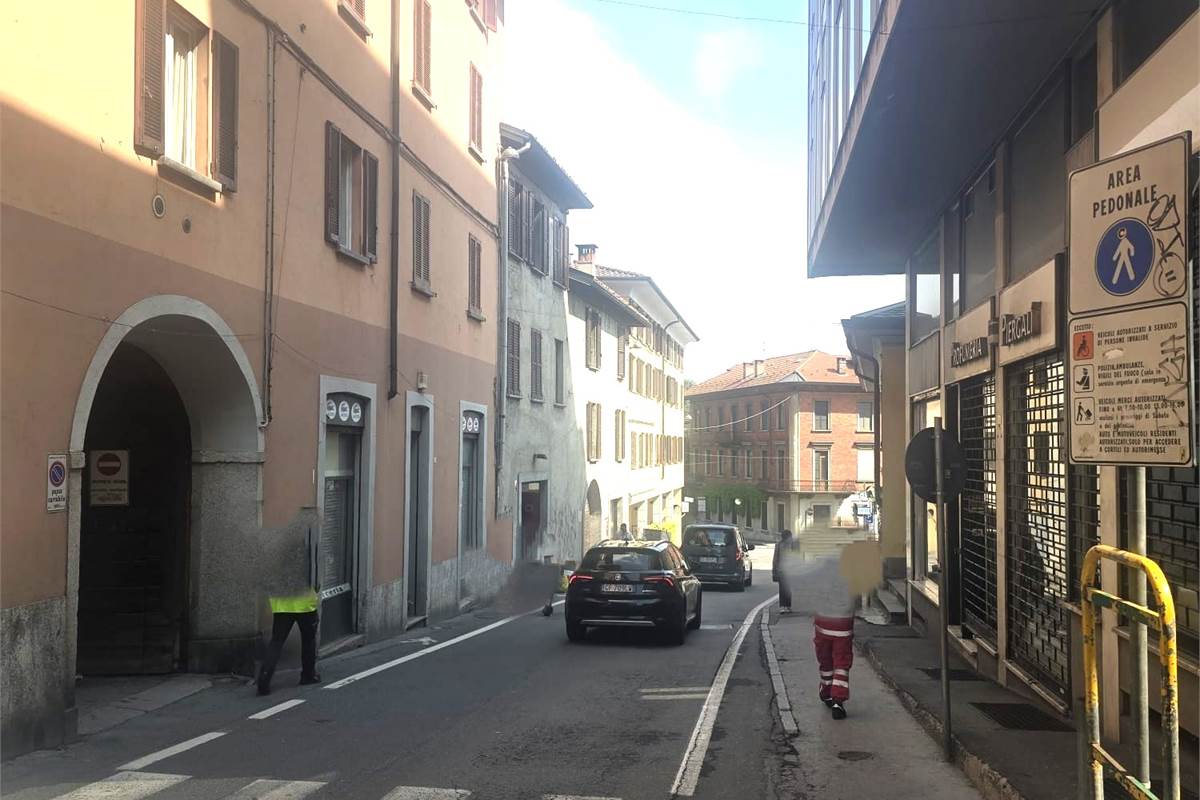 CANTU' centro affittiamo NEGOZIO/UFFICIO di circa 150 Mq