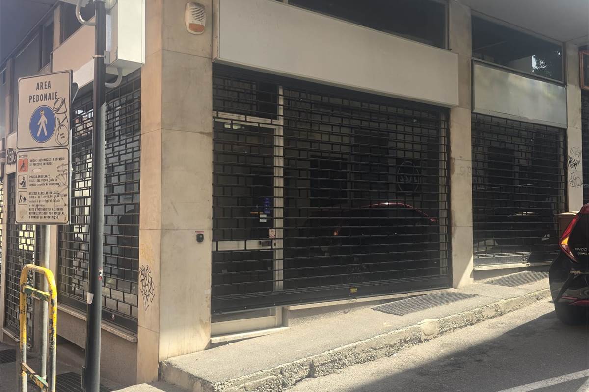 CANTU' centro affittiamo NEGOZIO/UFFICIO di circa 150 Mq