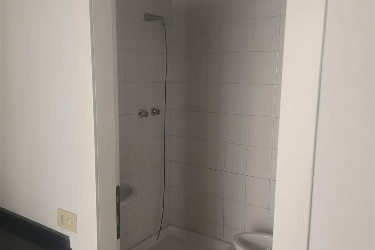 CANTU' centro affittiamo NEGOZIO/UFFICIO di circa 150 Mq