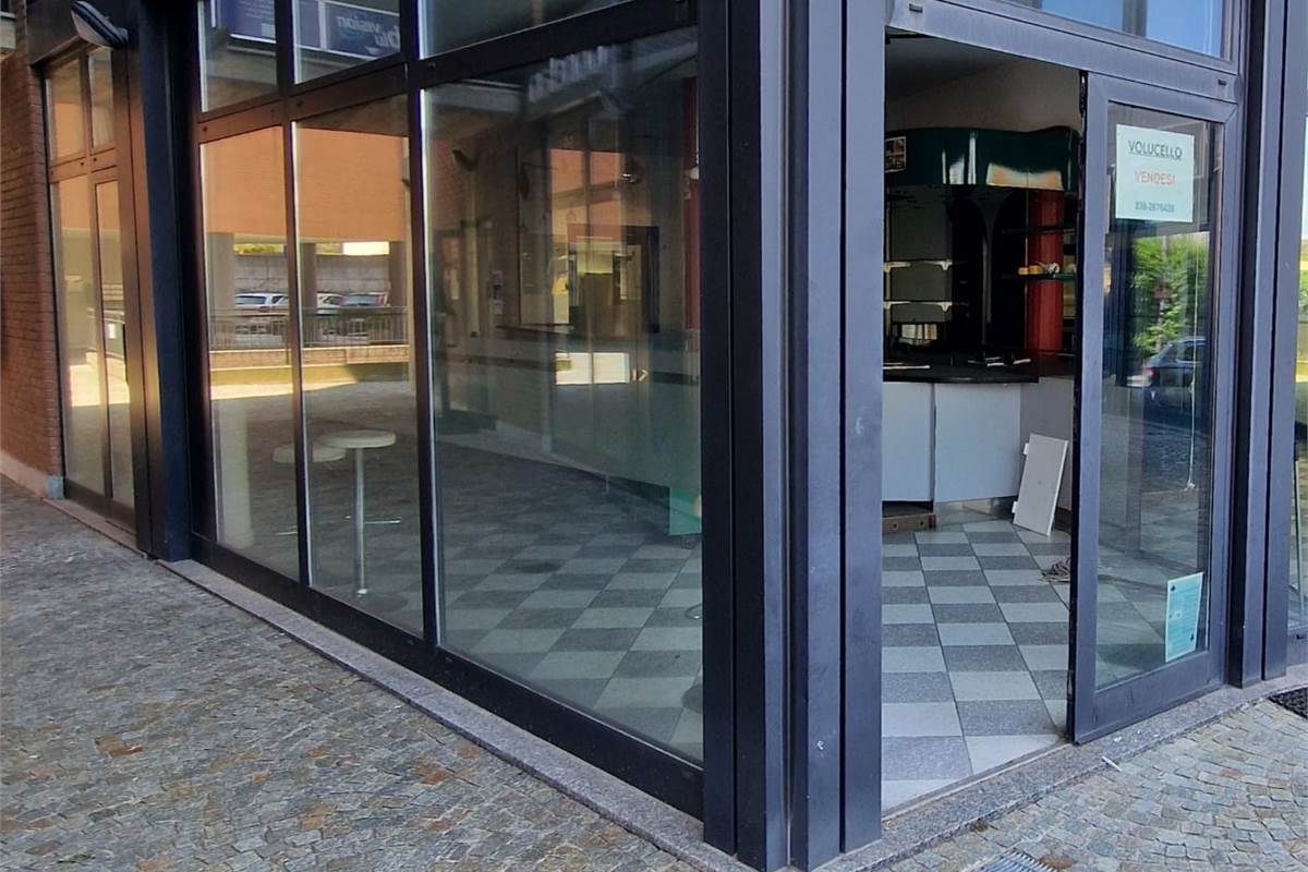 CANTU' Via Milano vendo NEGOZIO/UFFICIO con 4 vetrine