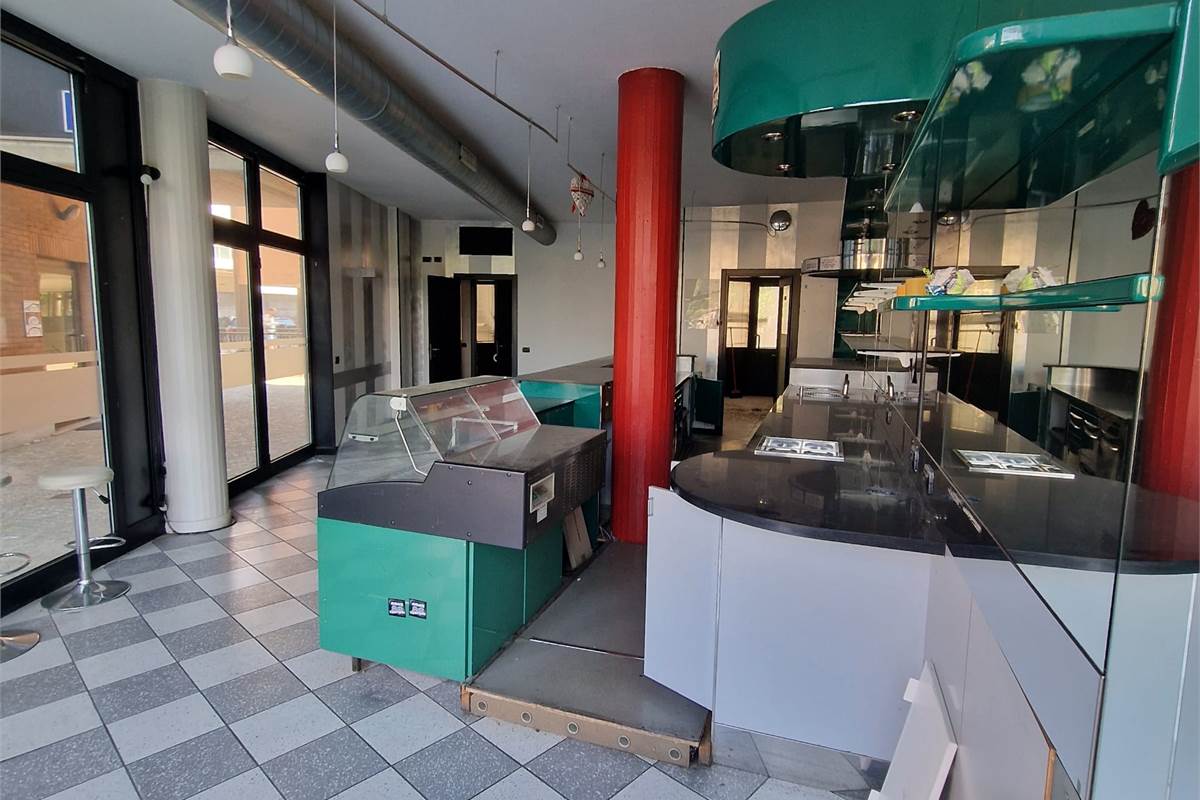 CANTU' Via Milano vendo NEGOZIO/UFFICIO con 4 vetrine