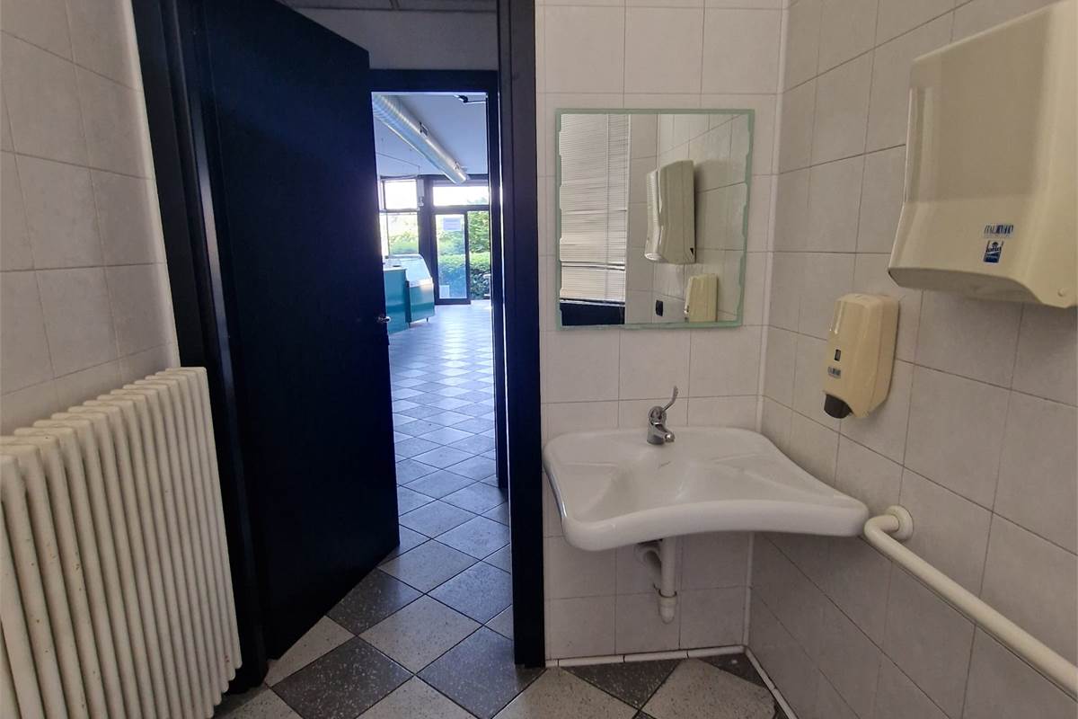 CANTU' Via Milano vendo NEGOZIO/UFFICIO con 4 vetrine