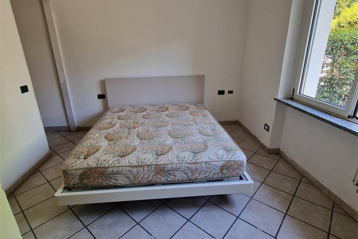 CANTU' vendiamo BILOCALE con giardino e posto auto