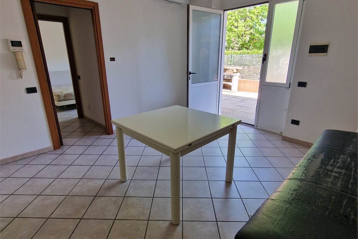CANTU' vendiamo BILOCALE con giardino e posto auto