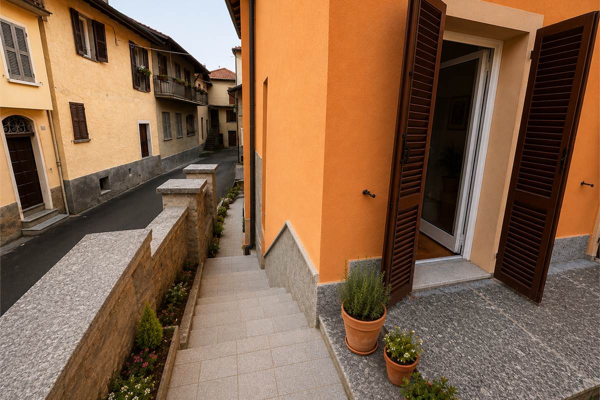 AGRA vendiamo CASA INDIPENDENTE di charme nel borgo storico