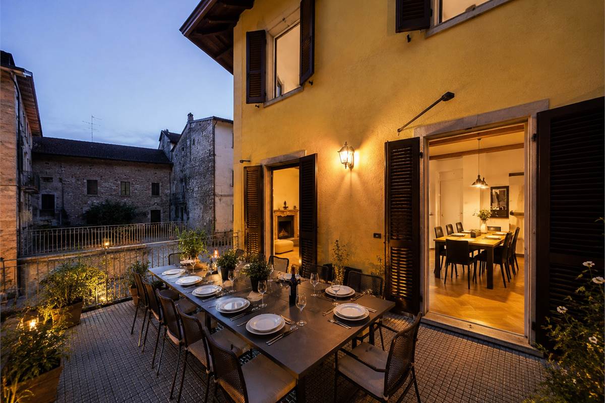 AGRA vendiamo CASA INDIPENDENTE di charme nel borgo storico