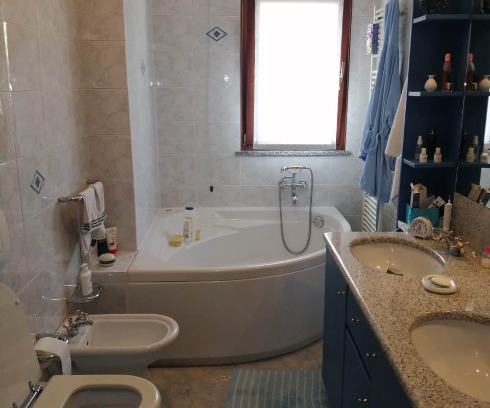 CANTU' TRILOCALE mq 120 SU 2 PIANI CON GIARDINO