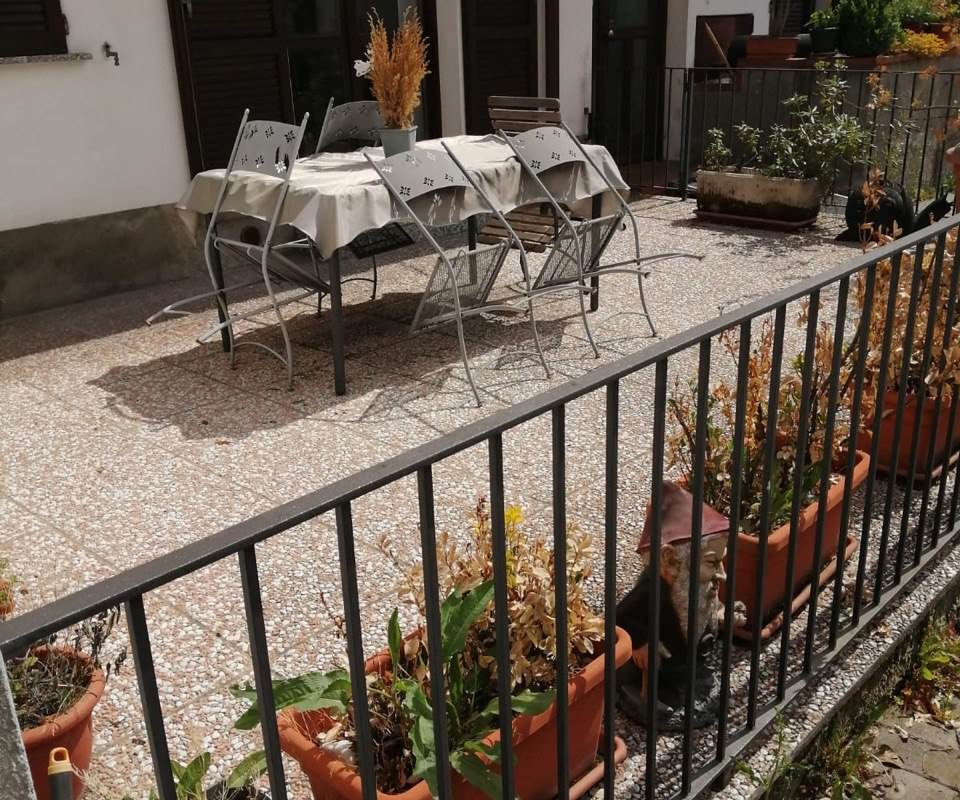 CANTU' TRILOCALE mq 120 SU 2 PIANI CON GIARDINO