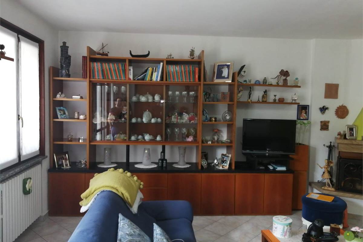 CANTU' TRILOCALE mq 120 SU 2 PIANI CON GIARDINO