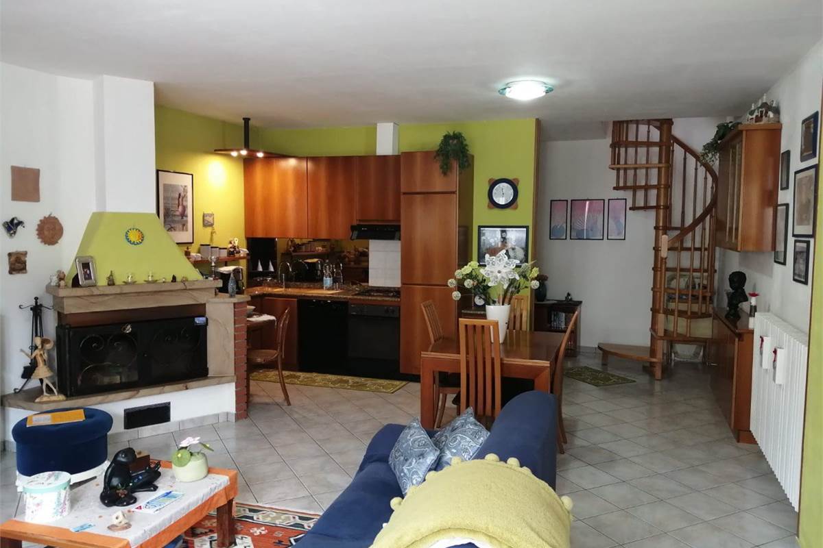 CANTU' TRILOCALE mq 120 SU 2 PIANI CON GIARDINO