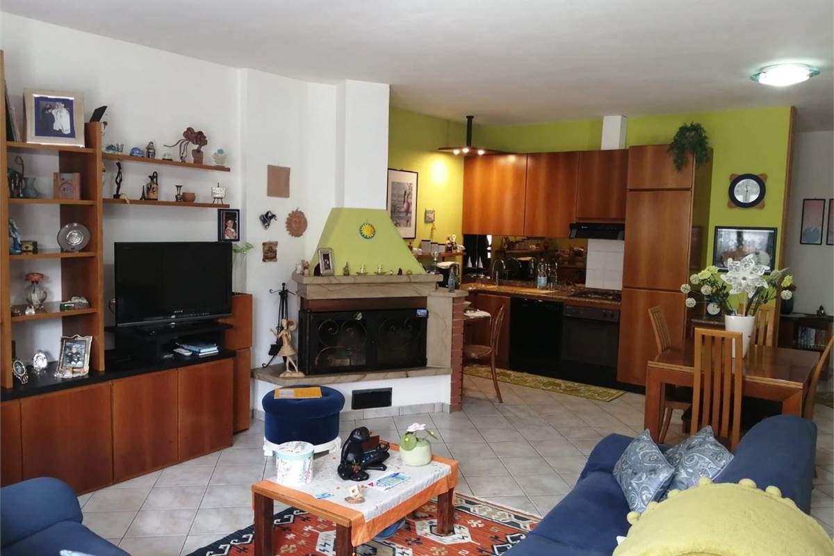 CANTU' TRILOCALE mq 120 SU 2 PIANI CON GIARDINO