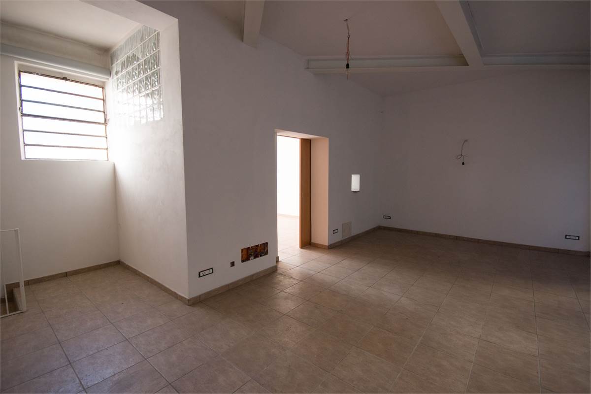 Negozio con ampia vetrina in zona centrale