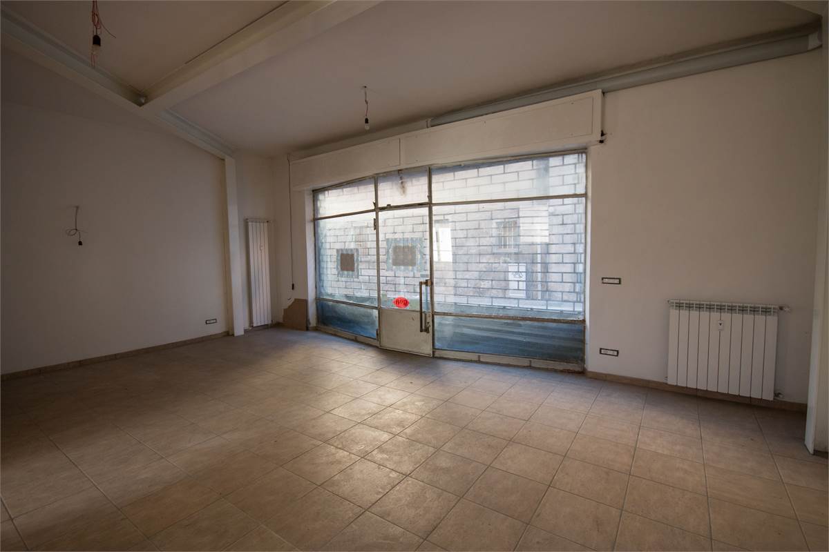 Negozio con ampia vetrina in zona centrale