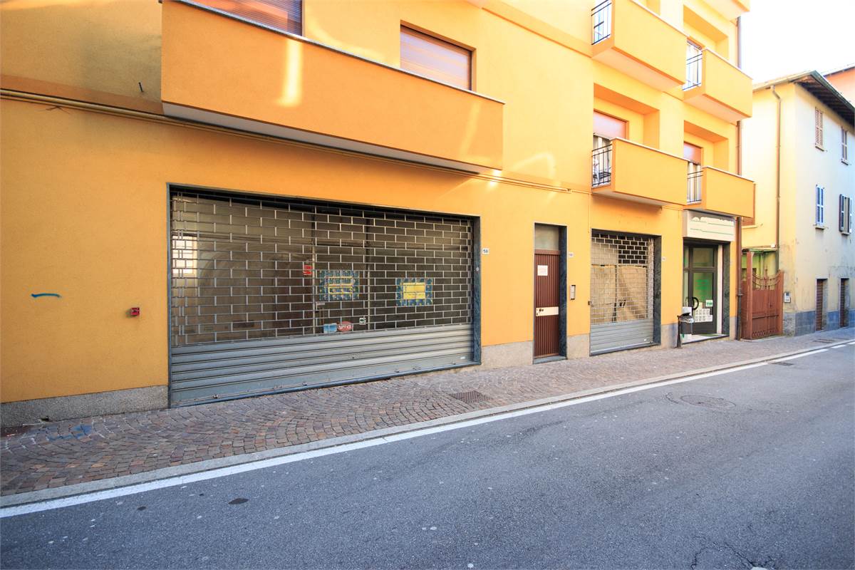 Negozio con ampia vetrina in zona centrale