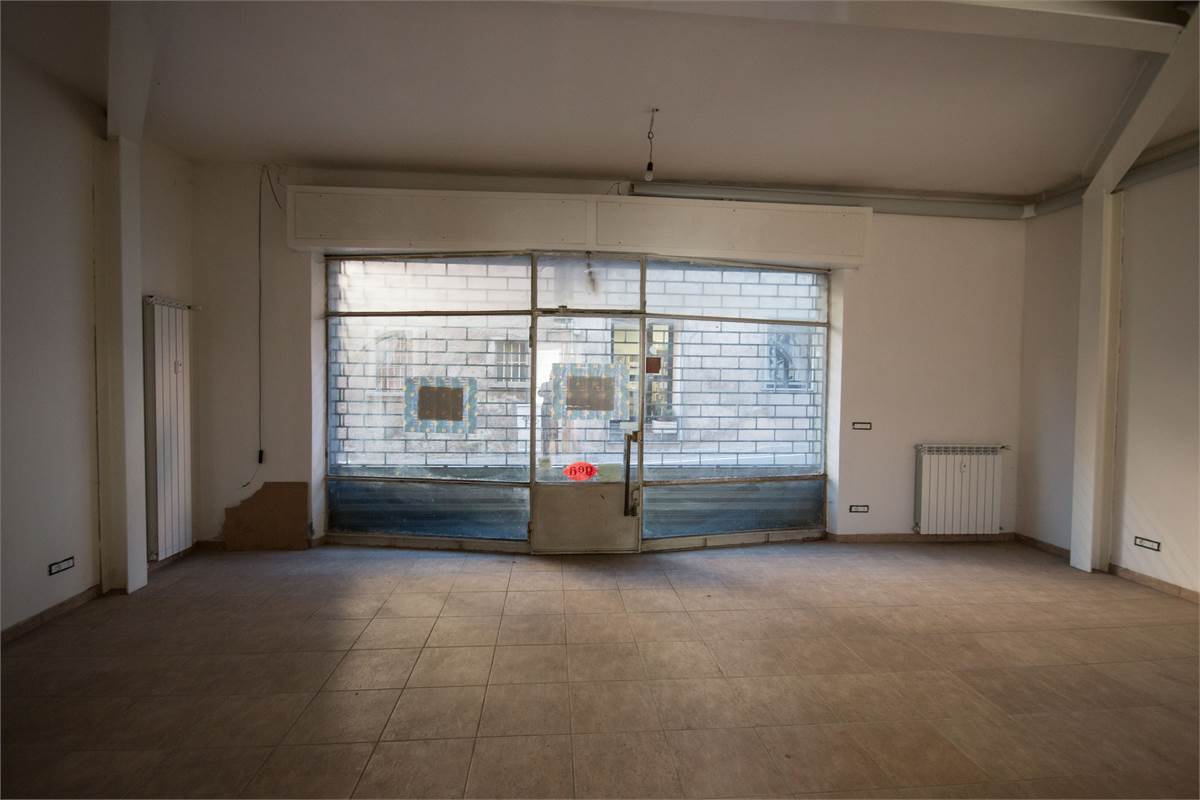 Negozio con ampia vetrina in zona centrale