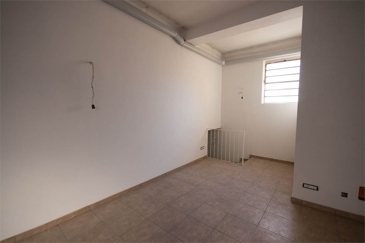 Negozio con ampia vetrina in zona centrale