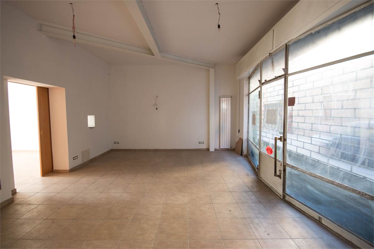 Negozio con ampia vetrina in zona centrale