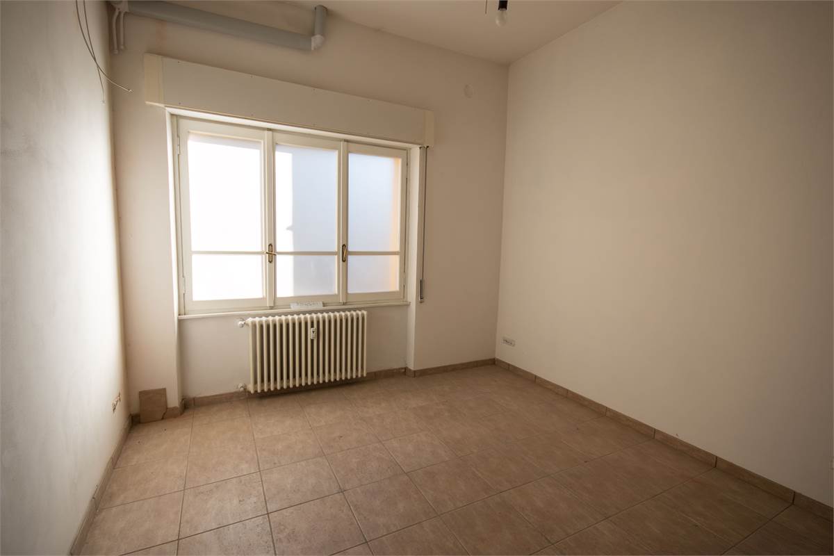 Negozio con ampia vetrina in zona centrale