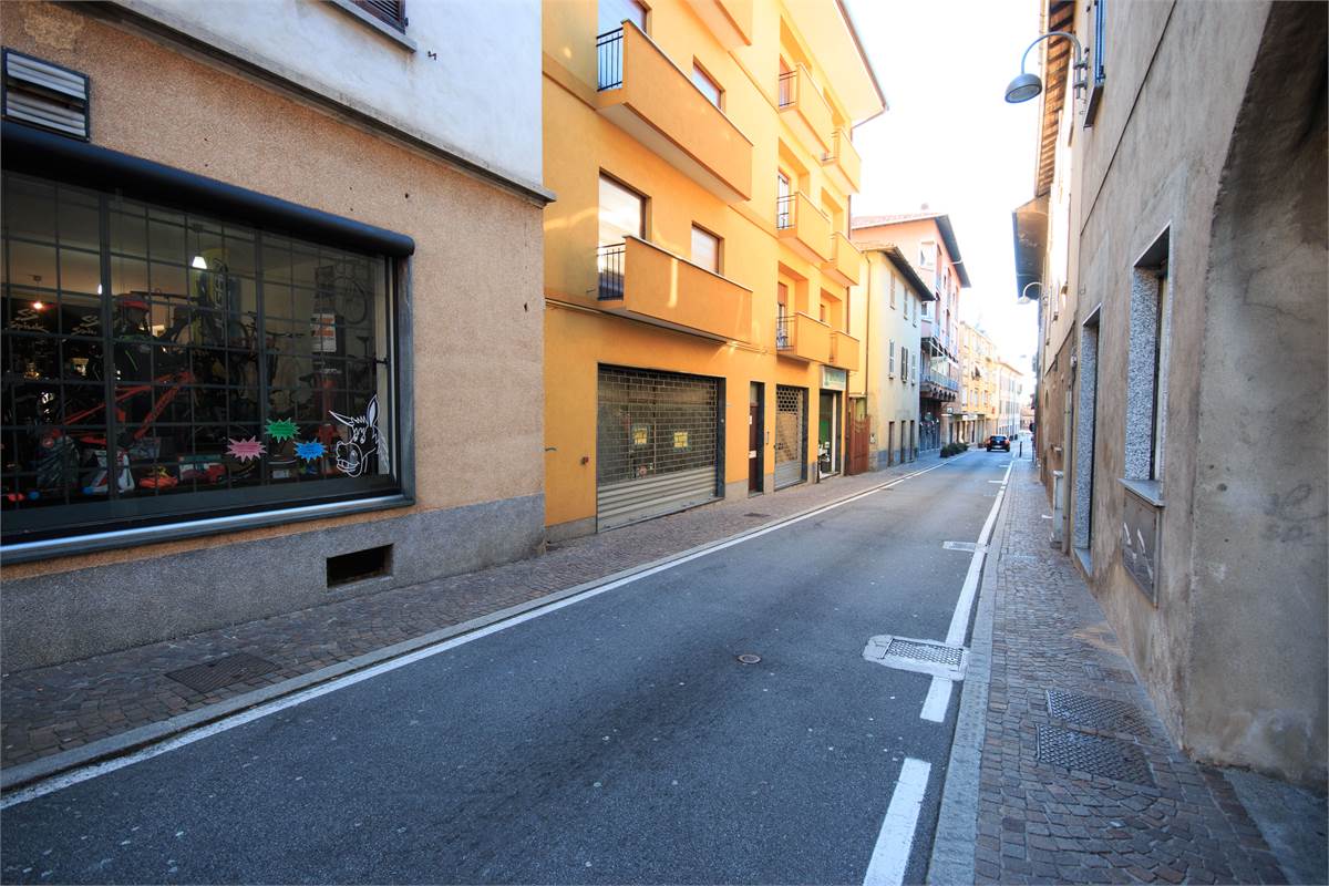 Negozio con ampia vetrina in zona centrale