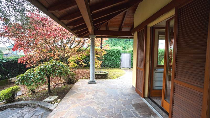 Bregnano Villa bifamigliare