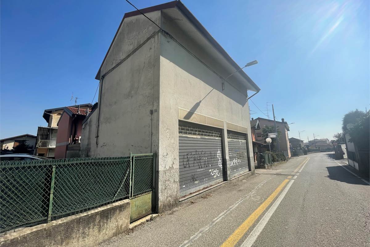 Locale commerciale indipendente su due piani