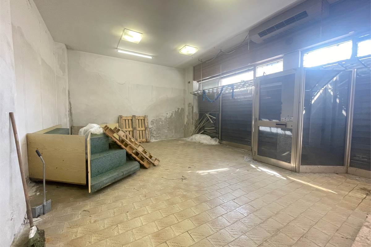 Locale commerciale indipendente su due piani