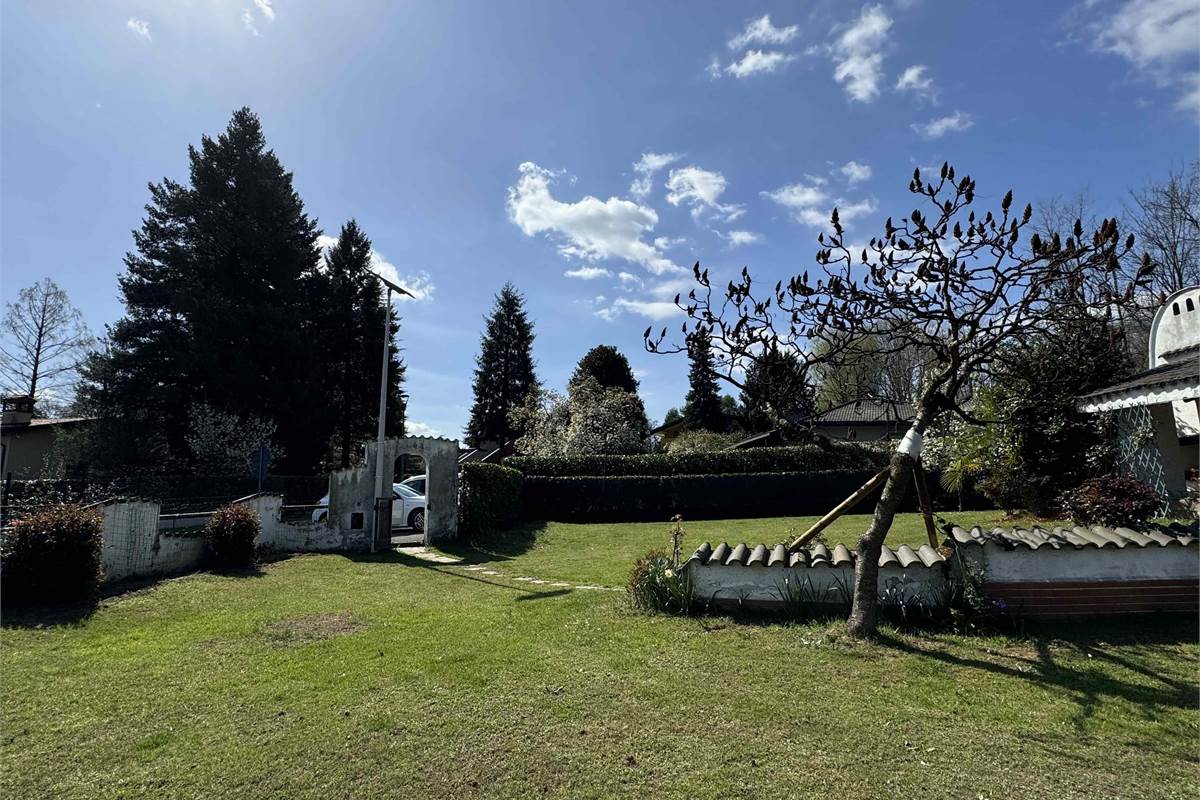 Villa singola con giardino e volumetria residua