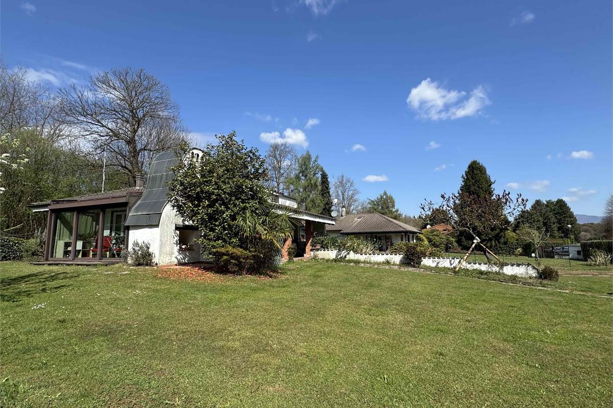 Villa singola con giardino e volumetria residua