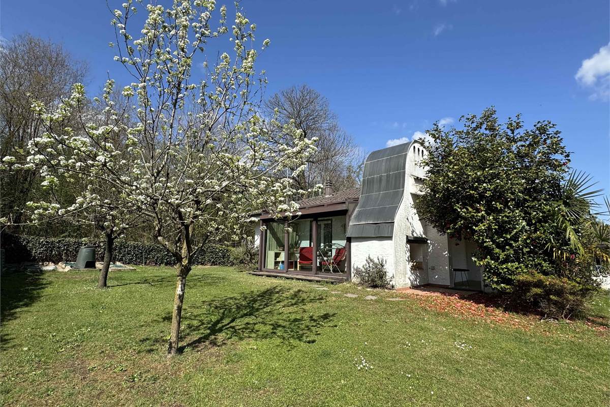 Villa singola con giardino e volumetria residua