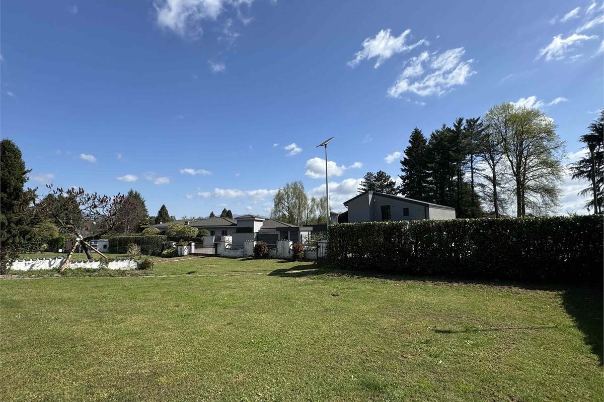 Villa singola con giardino e volumetria residua