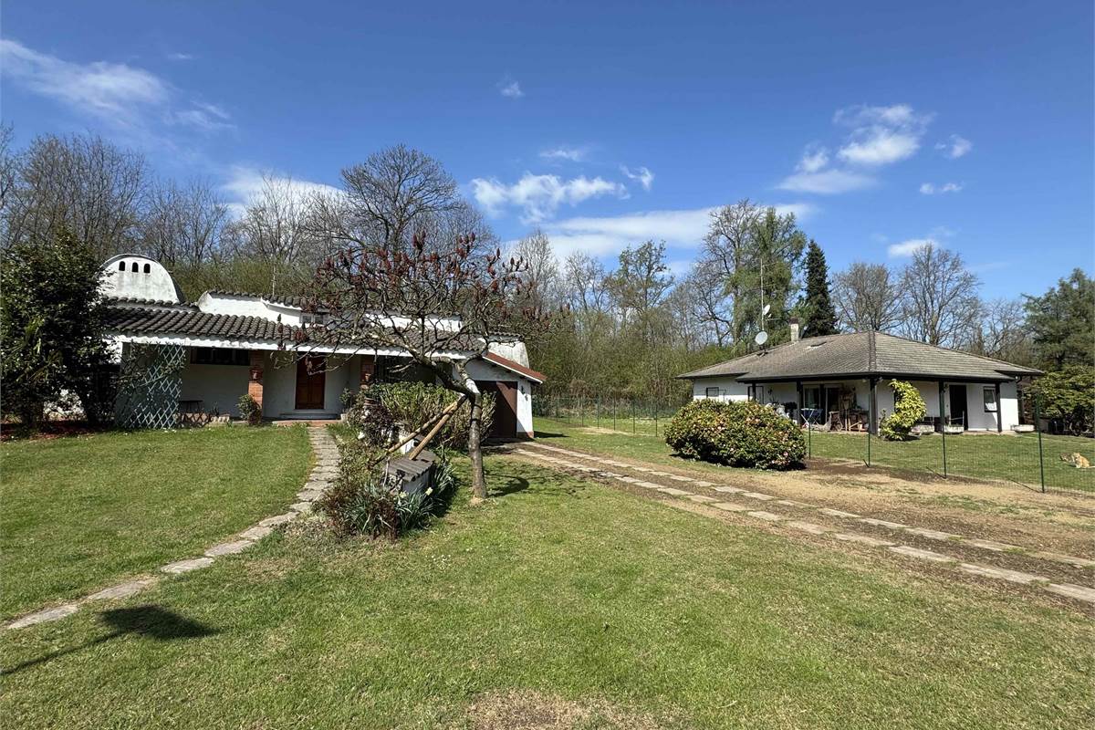 Villa singola con giardino e volumetria residua