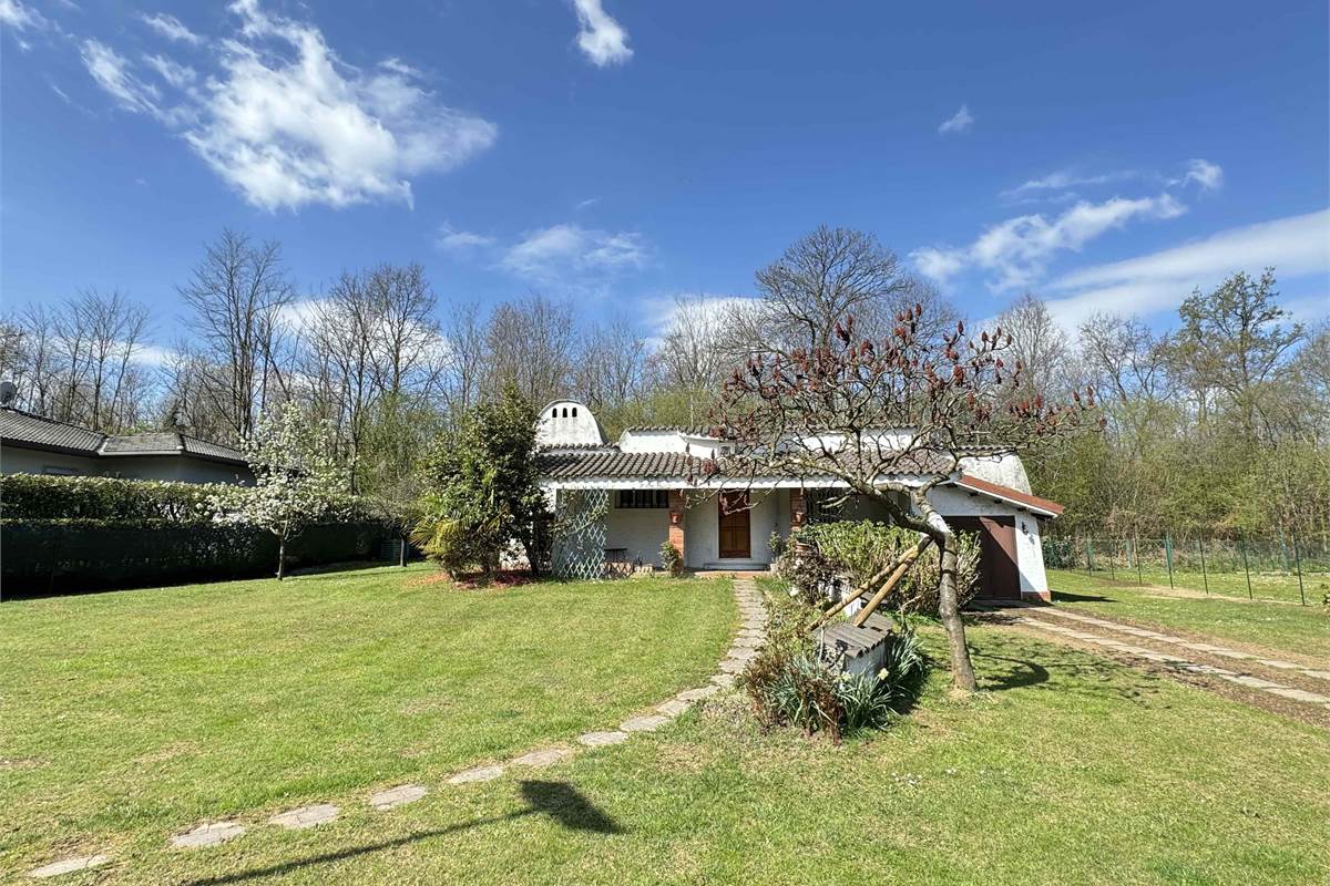 Villa singola con giardino e volumetria residua