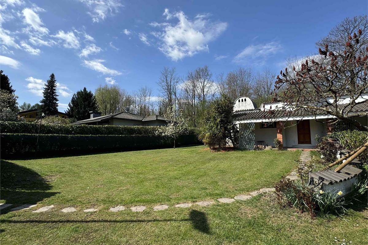 Villa singola con giardino e volumetria residua