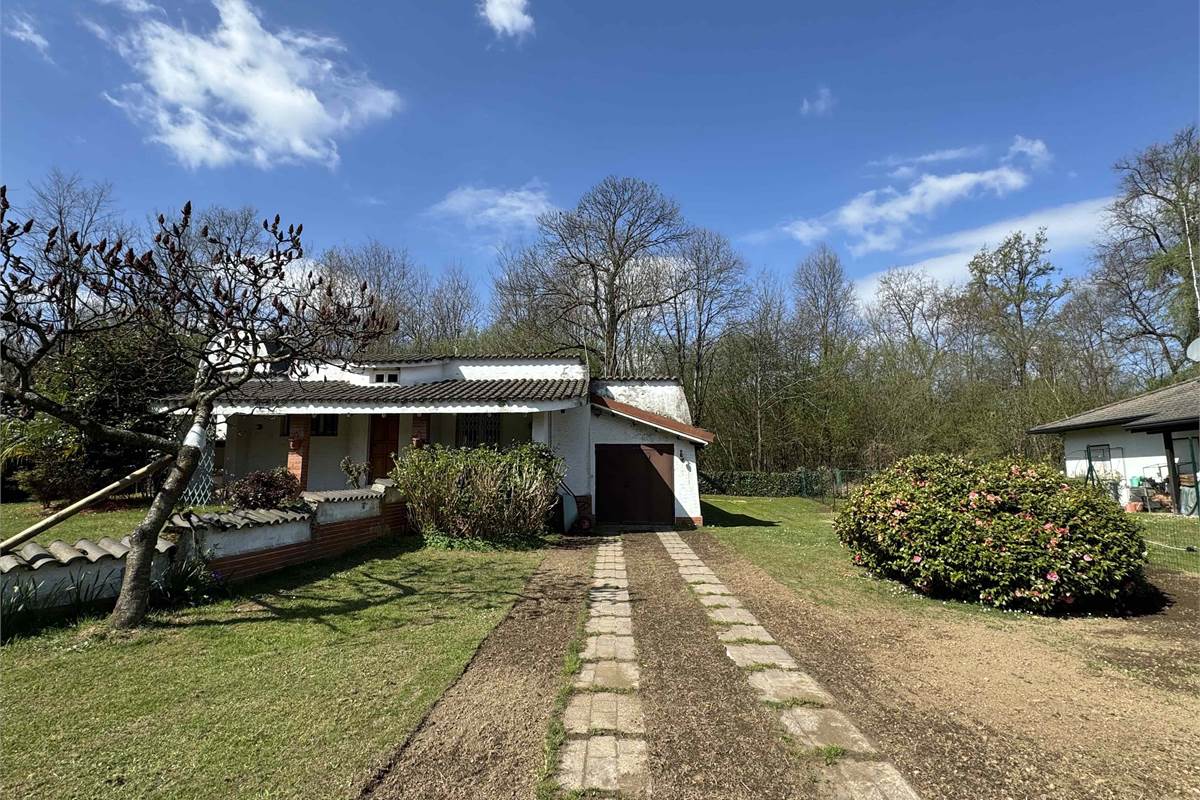 Villa singola con giardino e volumetria residua