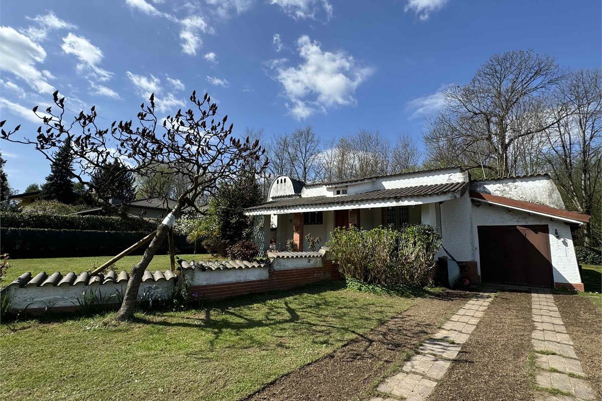 Villa singola con giardino e volumetria residua